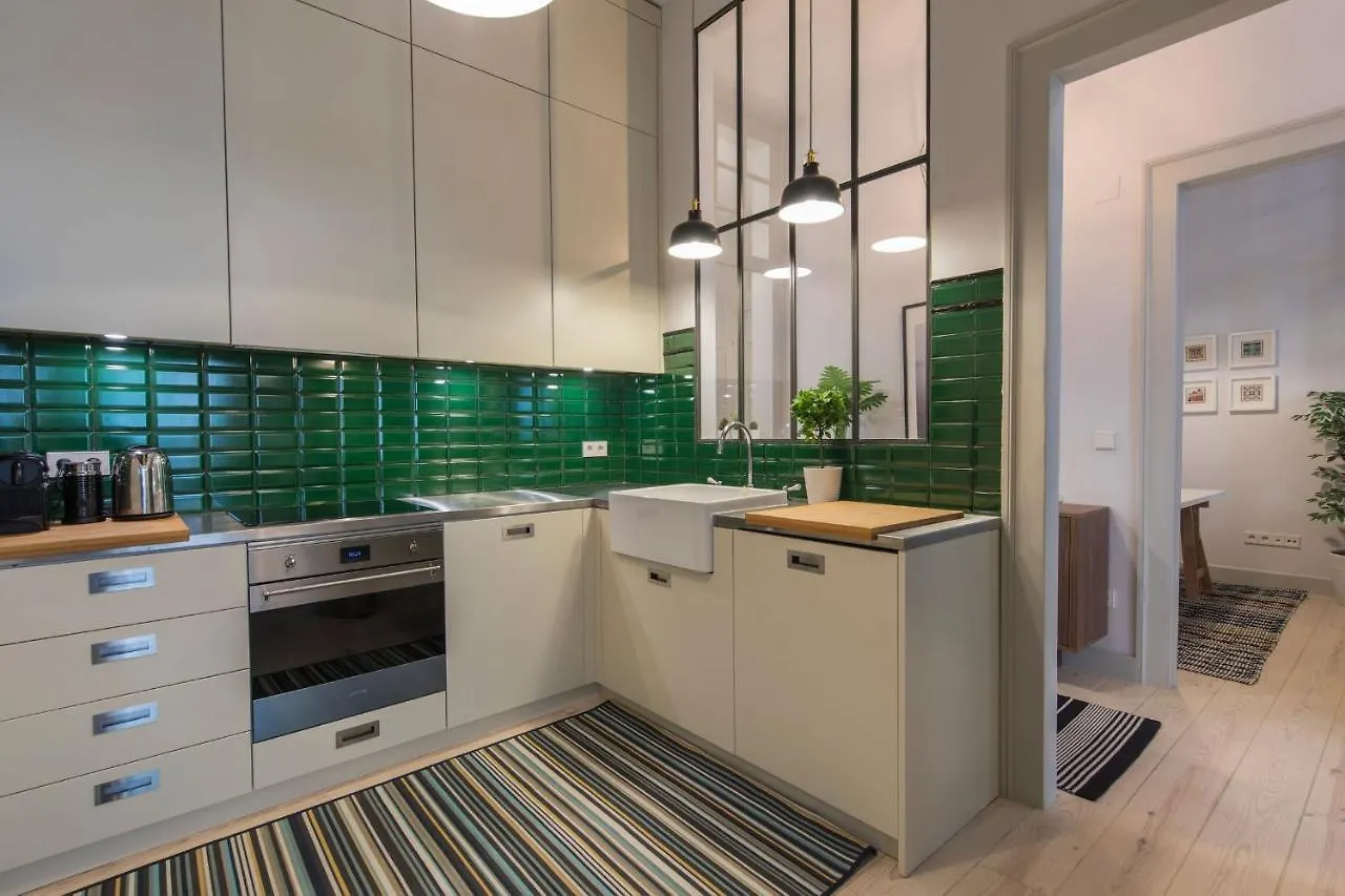 Lovelystay - 3 Bedroom Downtown Wonderwall Lisbon Apartment