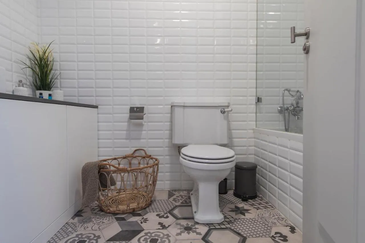 Lovelystay - 3 Bedroom Downtown Wonderwall Lisbon Apartment
